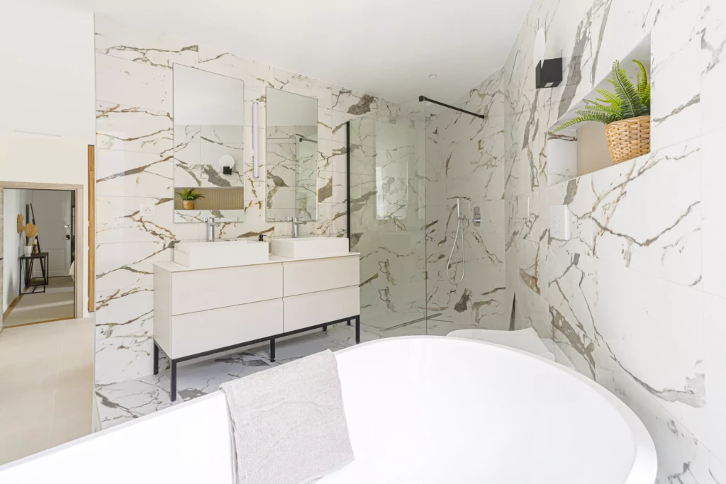 Salle de bain élégante avec baignoire et carrelage en marbre