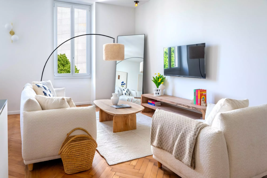 Salon élégant avec parquet pointe de Hongrie