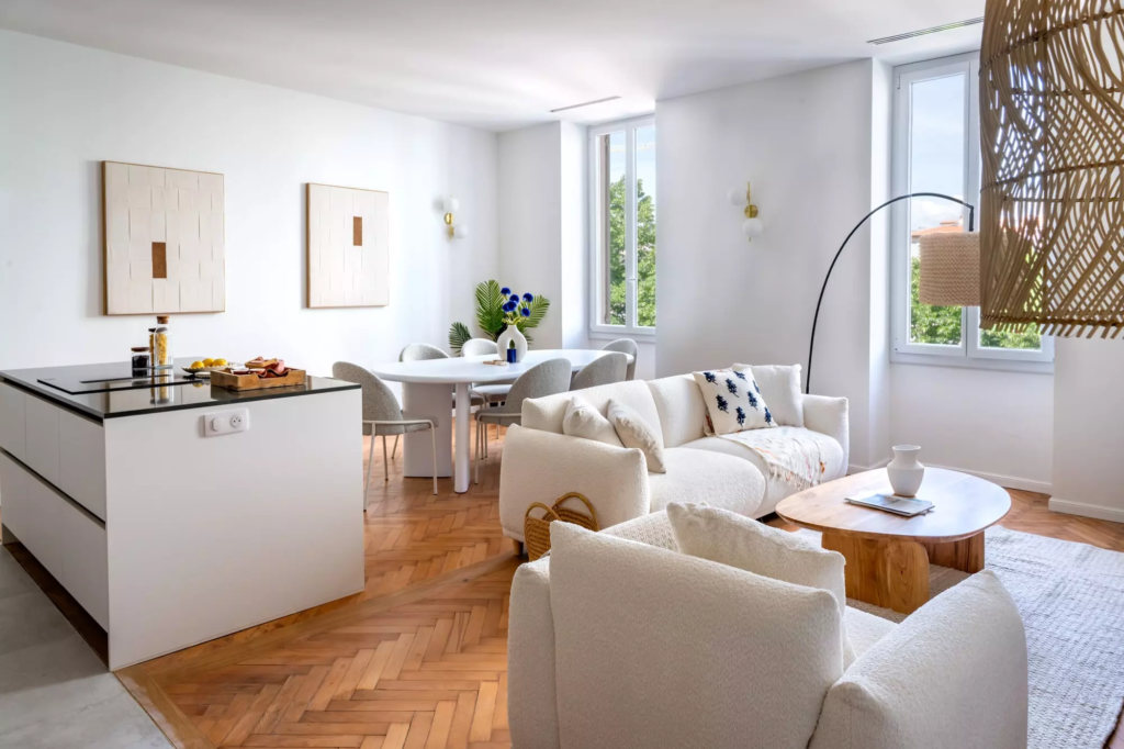 Salon élégant avec parquet pointe de Hongrie