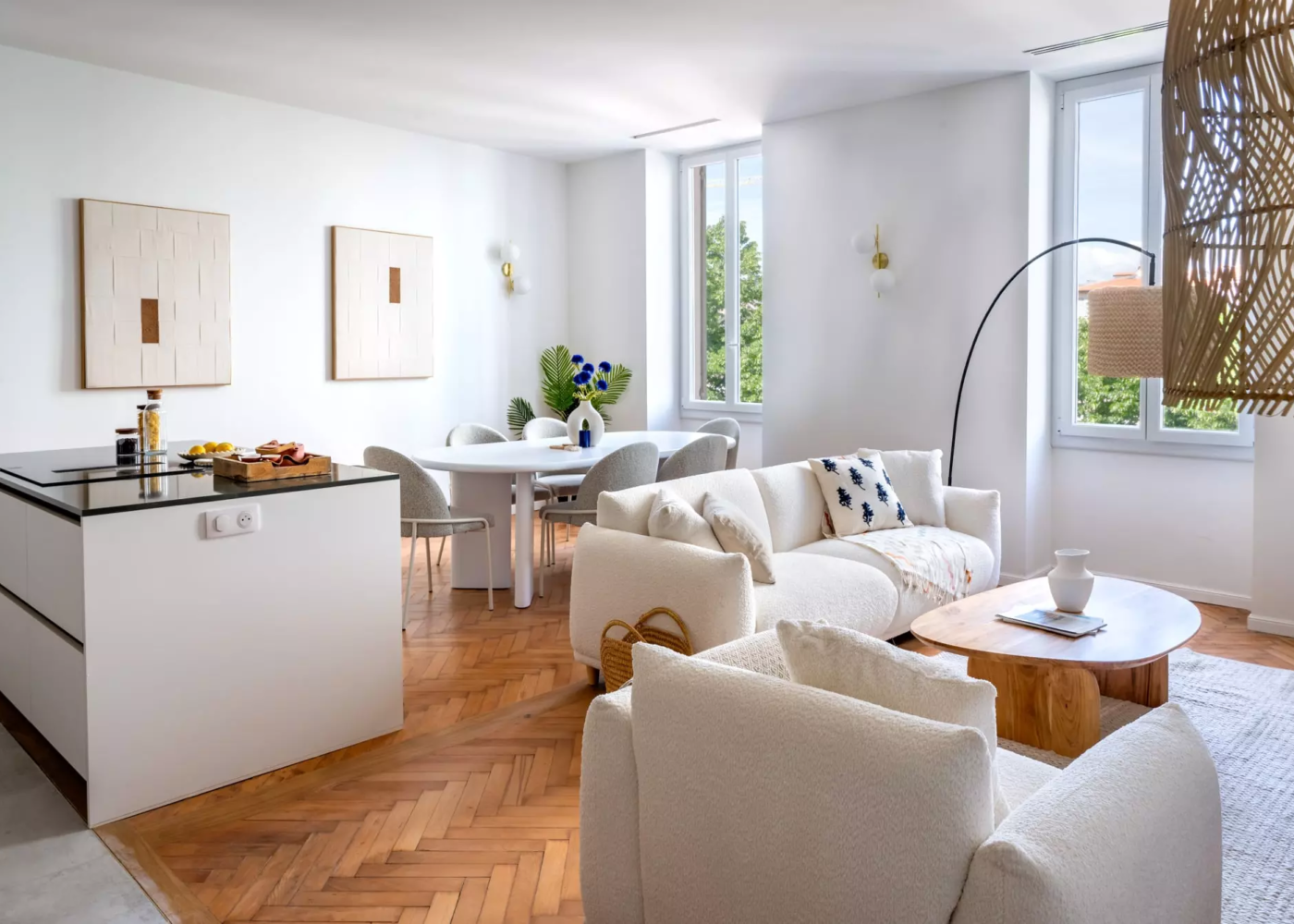 Salon élégant avec parquet pointe de Hongrie